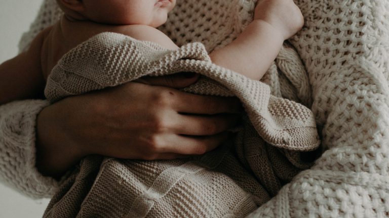 Ina Heijnen over haar boek ’Spuug op je blouse’ Moeder met baby terug aan het werk