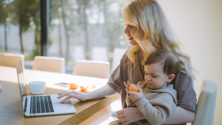 7 tips voor thuiswerken (met kinderen) Moeder thuiswerken met kind