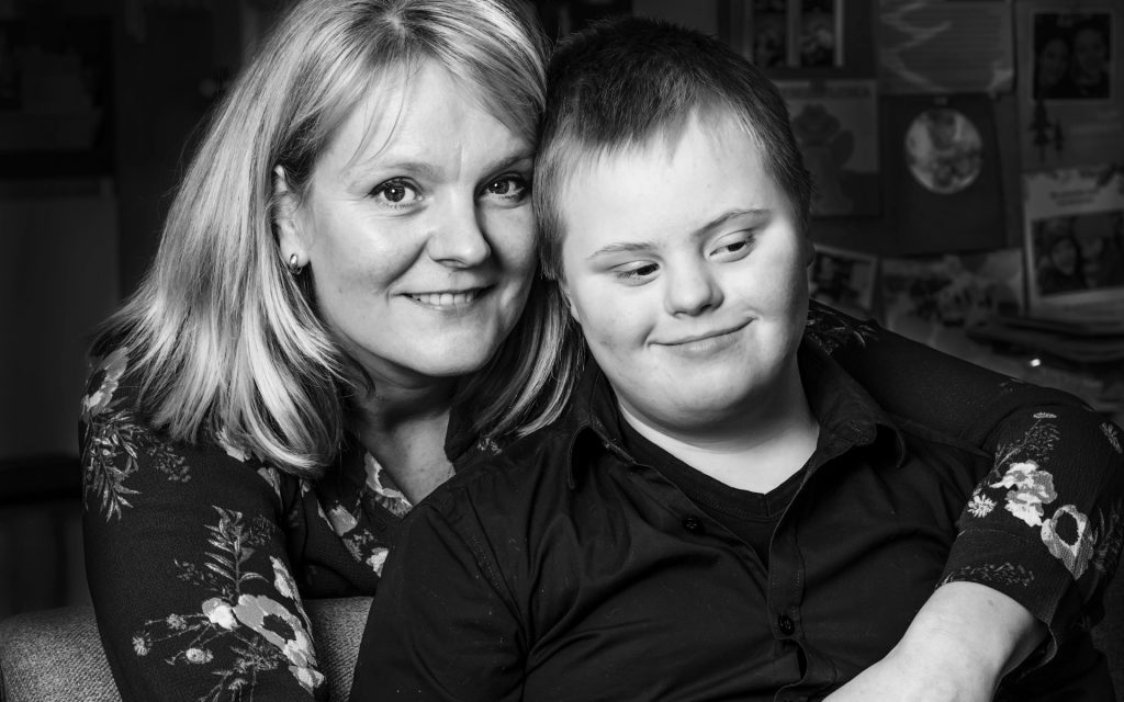 Machtelds oudste zoon werd geboren met downsyndroom: ‘We moesten zaken anders organiseren’ Machteld van de Andere Zaak met haar zoon met down syndroom