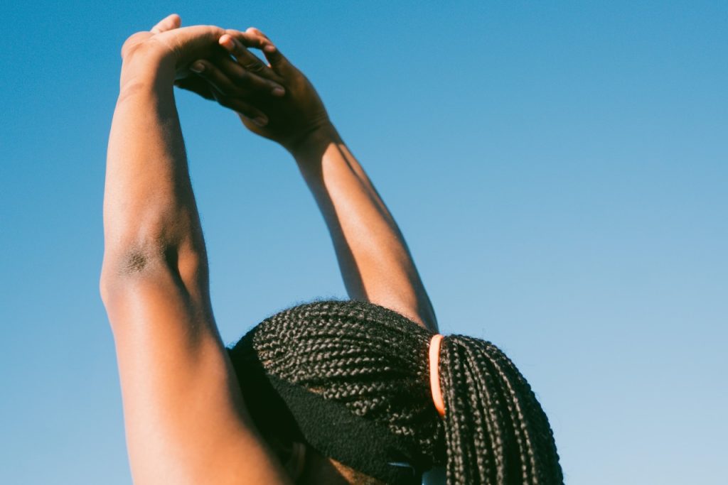Vrouw doet handen in de lucht