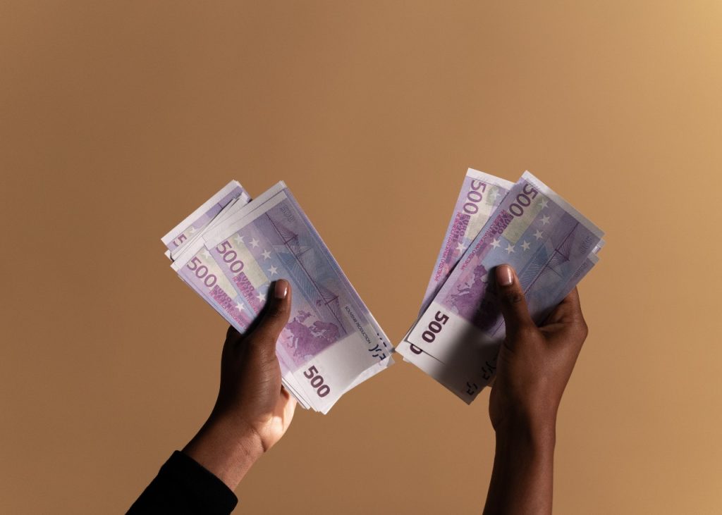 Bruto-Netto berekenen? Gebruik deze handige calculator Netto geld in handen van vrouw, na berekenen bruto-netto